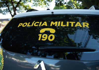 V&iacute;tima levou cinco golpes de faca; um suspeito foi preso e outro segue foragido