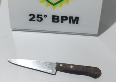 Adolescente de 16 anos teria sido atingido com um soco antes de o homem pegar uma faca e fazer amea&ccedil;as de morte