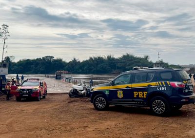 Ve&iacute;culo Corsa com placas de Terra Roxa foi retirado da &aacute;gua na manh&atilde; deste s&aacute;bado