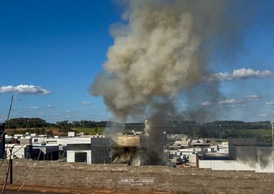 Equipes do Corpo de Bombeiros foram acionadas e deslocadas at&eacute; o condom&iacute;nio para combater as chamas e realizar o atendimento da ocorr&ecirc;ncia
