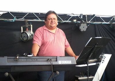 Ele integrava o Minist&eacute;rio de M&uacute;sica Eterna Can&ccedil;&atilde;o e tamb&eacute;m fez parte do grupo Jeitinho Brasileiro