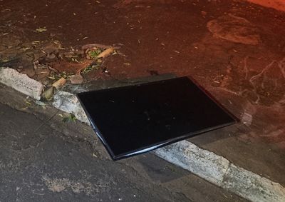 V&iacute;tima, de 29 anos, sofreu escoria&ccedil;&otilde;es ap&oacute;s ser empurrada; suspeito foi localizado e encaminhado pela PM