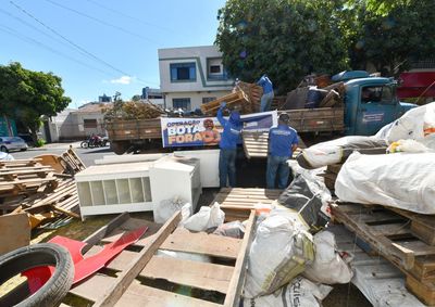 J&aacute; foram recolhidas mais de 300 toneladas de materiais; coleta segue em oito bairros