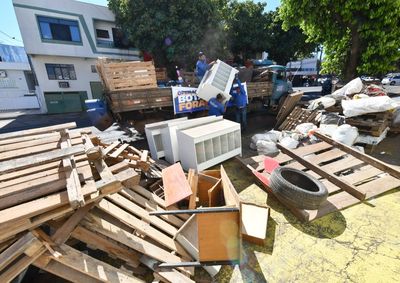 A opera&ccedil;&atilde;o oferece aos moradores uma alternativa adequada para descartar m&oacute;veis velhos, materiais sem utilidade e objetos acumulados em casas e quintais