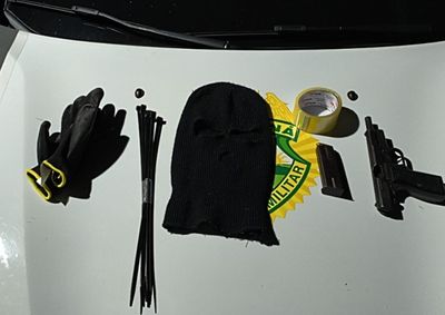Pol&iacute;cia Militar interceptou ve&iacute;culo no centro da cidade, salvou ref&eacute;m e apreendeu pistola 9mm e apetrechos para execu&ccedil;&atilde;o