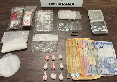 A a&ccedil;&atilde;o terminou, at&eacute; o momento, com quatro pris&otilde;es em flagrante e a apreens&atilde;o de coca&iacute;na, muni&ccedil;&otilde;es, um carregador de pistola, uma machadinha e dinheiro
