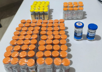 Entre os medicamentos apreendidos estavam 72 ampolas da marca TG, 20 da marca Tirzec, 8 da marca Lipoless, 4 da marca Tizerdral e 2 da marca Retratutida