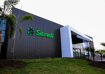 Cooperativa est&aacute; presente em 51 munic&iacute;pios e chega a 102 ag&ecirc;ncias, consolidando uma trajet&oacute;ria de crescimento