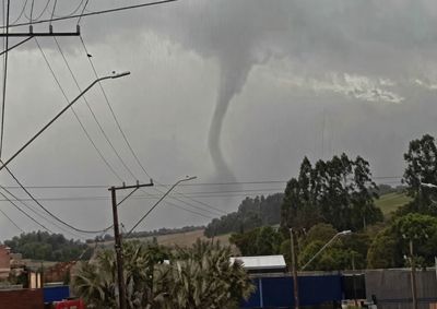 Registro ocorreu na tarde de sexta, na &aacute;rea rural; intensidade ainda ser&aacute; definida pelo Simepar ap&oacute;s avalia&ccedil;&atilde;o dos danos