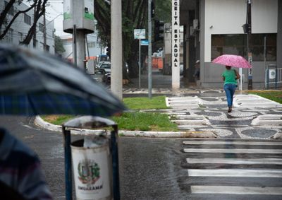Inmet prev&ecirc; ventos acima de 100 km/h e risco de tornados; regi&atilde;o Noroeste tem risco muito alto, aponta Simepar
