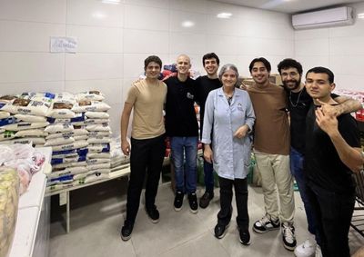 Cerca de 230 acad&ecirc;micos da Unipar doaram trigo, a&ccedil;&uacute;car e &oacute;leo &agrave; institui&ccedil;&atilde;o que abriga 72 idosos; entrega ocorreu no Dia do Idoso