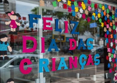 As lojas da Capital da Amizade est&atilde;o preparadas, com vitrines decoradas e op&ccedil;&otilde;es de brinquedos, roupas, cal&ccedil;ados e eletr&ocirc;nicos para todas as idades