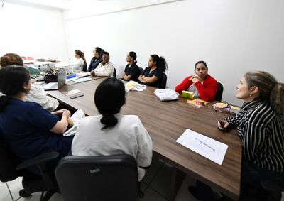 Os alunos do Col&eacute;gio Estadual Professora Hilda Kamal receberam orienta&ccedil;&otilde;es sobre preven&ccedil;&atilde;o, diagn&oacute;stico precoce e acompanhamento de doen&ccedil;as infecciosas