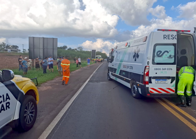 Ford Fiesta teria ultrapassado pelo acostamento e atingido caminh&atilde;o que estava parado em &aacute;rea sinalizada para servi&ccedil;o de ro&ccedil;ada