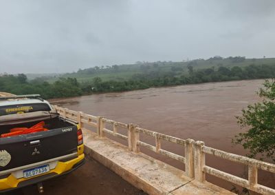 Rio Piquiri apresenta n&iacute;vel muito acima do normal, e equipes da Pol&iacute;cia Rodovi&aacute;ria refor&ccedil;am o monitoramento em trechos de rodovias do Oeste e Noroeste