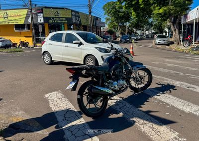 Acidente entre moto e carro ocorreu no cruzamento da avenida Rio de Janeiro com a rua Governador Ney Braga