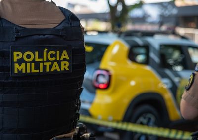 A v&iacute;tima sofreu ferimentos na regi&atilde;o da cabe&ccedil;a e das costas e recebeu atendimento m&eacute;dico. Ap&oacute;s a agress&atilde;o, o suspeito fugiu do local