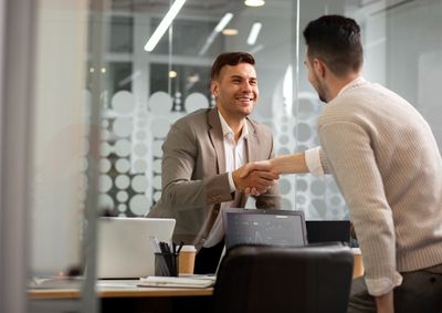 Oportunidades n&atilde;o exigem experi&ecirc;ncia pr&eacute;via; selecionados receber&atilde;o capacita&ccedil;&atilde;o completa para atuar no mercado
