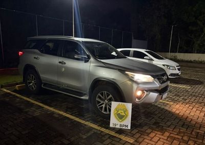 Jovem disse ter sido contratado para levar o ve&iacute;culo ao Paraguai; PM abordou a caminhonete na BR-272