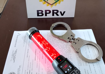 O ve&iacute;culo tamb&eacute;m estava com o licenciamento vencido. A pend&ecirc;ncia foi regularizada e o autom&oacute;vel acabou liberado para um condutor devidamente habilitado