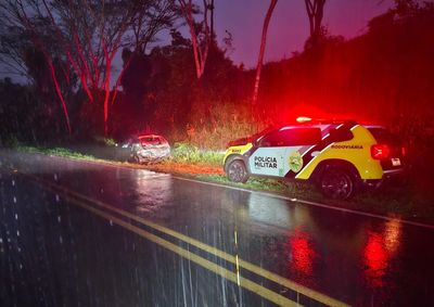 Conforme informa&ccedil;&otilde;es da ocorr&ecirc;ncia, o ve&iacute;culo Hyundai HB20, com placas de Curitiba, trafegava pela rodovia quando o condutor perdeu o controle da dire&ccedil;&atilde;o 