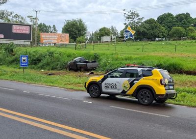 Ve&iacute;culo s&oacute; foi localizado horas depois do acidente, entre a cidade e o distrito de Lovat; condutor de 30 anos ficou ferido