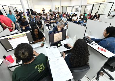 A&ccedil;&atilde;o promovida na Ag&ecirc;ncia do Trabalhador reuniu 12 empresas locais e ofertou 350 oportunidades em diversos setores