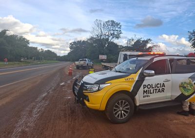Segundo os vest&iacute;gios e relatos dos condutores, um Volkswagen Gol CL tentou acessar um lote &agrave;s margens da pista e colidiu lateralmente com uma S10