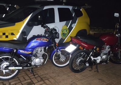 Durante o patrulhamento, os policiais visualizaram os condutores equilibrando as motocicletas em apenas uma roda e realizando cortes de giro