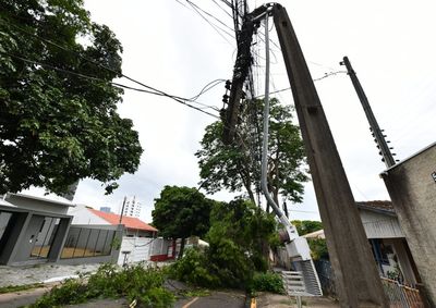 Prefeitura recebeu mais de 100 avisos de quedas; Copel ainda religa mil unidades sem energia