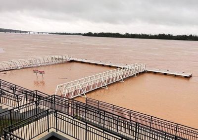 Passarela est&aacute; coberta pela &aacute;gua ap&oacute;s cheia; Itaipu e Defesa Civil monitoram o rio, que chegou a ficar mais de um metro acima do n&iacute;vel habitual