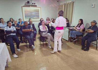 Encontro promovido pelo Sesc no hospital reuniu orienta&ccedil;&otilde;es sobre autoexame, nutri&ccedil;&atilde;o e preven&ccedil;&atilde;o, com teste de glicemia para as participantes
