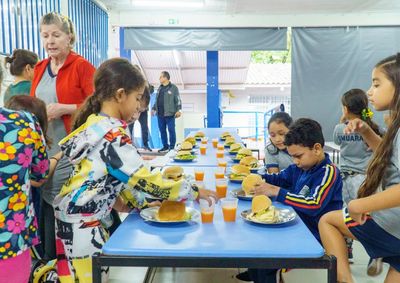 Unidades da rede municipal receberam hamb&uacute;rguer, pipoca e bolo; prefeito e secret&aacute;ria visitaram algumas unidades e acompanharam as atividades