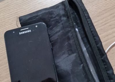 Um aparelho celular Samsung da cor preta em uma pochet foi encontrado no bairro Cidade Nova