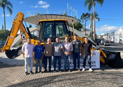 Equipamento ajudar&aacute; na abertura e manuten&ccedil;&atilde;o de estradas rurais, limpeza de valas, apoio &agrave; produ&ccedil;&atilde;o agr&iacute;cola e melhorias nas propriedades dos produtores.
