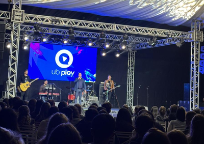 Durante a noite, os finalistas subiram ao palco para apresenta&ccedil;&otilde;es ao vivo diante do p&uacute;blico e da comiss&atilde;o avaliadora