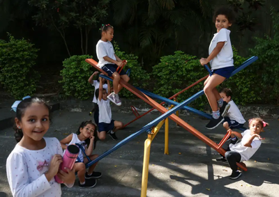 A Organiza&ccedil;&atilde;o Mundial da Sa&uacute;de (OMS) e a Sociedade Brasileira de Pediatria recomendam limites de tempo espec&iacute;ficos de exposi&ccedil;&atilde;o das crian&ccedil;as &agrave;s telas