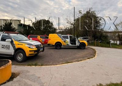 Uma equipe da Pol&iacute;cia Militar passava pela ponte sobre o Rio Igua&ccedil;u quando percebeu a mulher caindo nas &aacute;guas, e rapidamente acionou os Bombeiros 