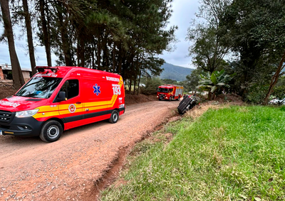 Caminhonete saiu da pista e atingiu uma vala na localidade de Santo Ant&ocirc;nio. V&iacute;timas foram encaminhadas ao Hospital S&atilde;o Braz.