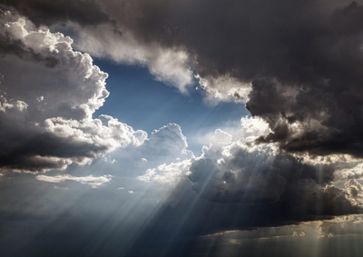 Ap&oacute;s dias de frio e tempo sem chuva, frente fria deve provocar chuva forte e tempestades a partir de sexta-feira.