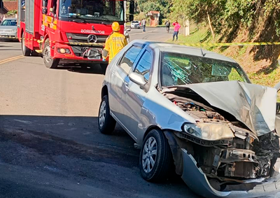V&iacute;tima fatal conduzia o autom&oacute;vel. A passageira recebeu atendimento dos bombeiros e foi levada ao hospital com suspeita de fraturas.