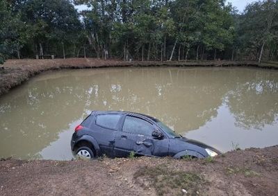 Um Ford Ka saiu da pista, derrubou uma cerca e acabou parando dentro de um a&ccedil;ude.