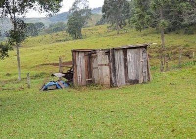 As v&iacute;timas, um homem de 84 anos e uma mulher de 66, moravam em um antigo paiol de madeira adaptado como resid&ecirc;ncia