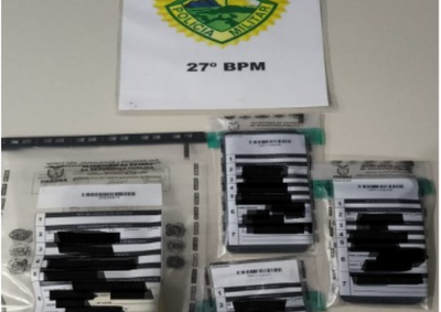 Com eles foram localizadas aproximadamente 200 gramas de subst&acirc;ncia an&aacute;loga a maconha, 6 gramas de subst&acirc;ncia an&aacute;loga a coca&iacute;na