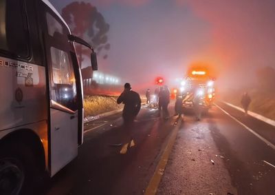 Acidente ocorreu no km 305 da BR-280, no interior de Porto Uni&atilde;o, por volta das 6h20. V&iacute;timas estavam em uma motocicleta.