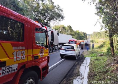 Ocorr&ecirc;ncia foi registrada no km 290, na localidade de Lan&ccedil;a, e mobilizou equipes do Corpo de Bombeiros de Porto Uni&atilde;o e Irine&oacute;polis.