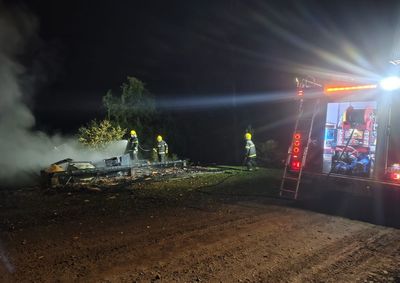 Resid&ecirc;ncia de madeira foi completamente consumida pelas chamas na localidade de Campina dos Pintos durante a madrugada deste s&aacute;bado.