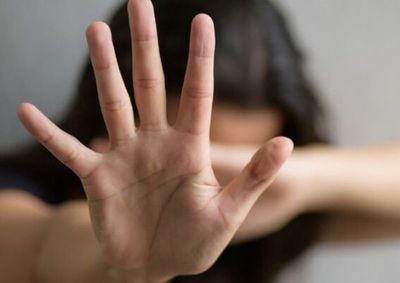 A mulher relatou que o homem chegou em casa alterado e extremamente violento 