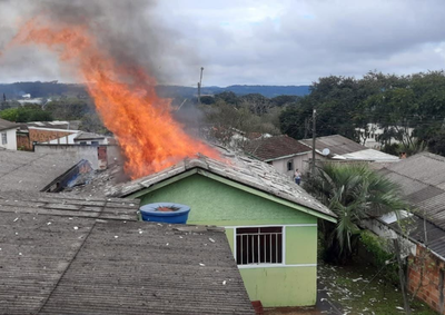Mulher de 73 anos, que era acamada e fazia uso de oxig&ecirc;nio, foi encontrada sem vida dentro da casa atingida pelas chamas.
