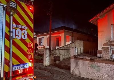 Fogo atingiu uma casa na Vila Militar durante a madrugada. N&atilde;o houve registro de feridos, segundo os bombeiros.